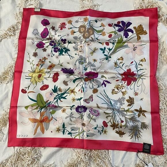 GUCCI Flora Gothic Square Scarf - Picture 5 of 7